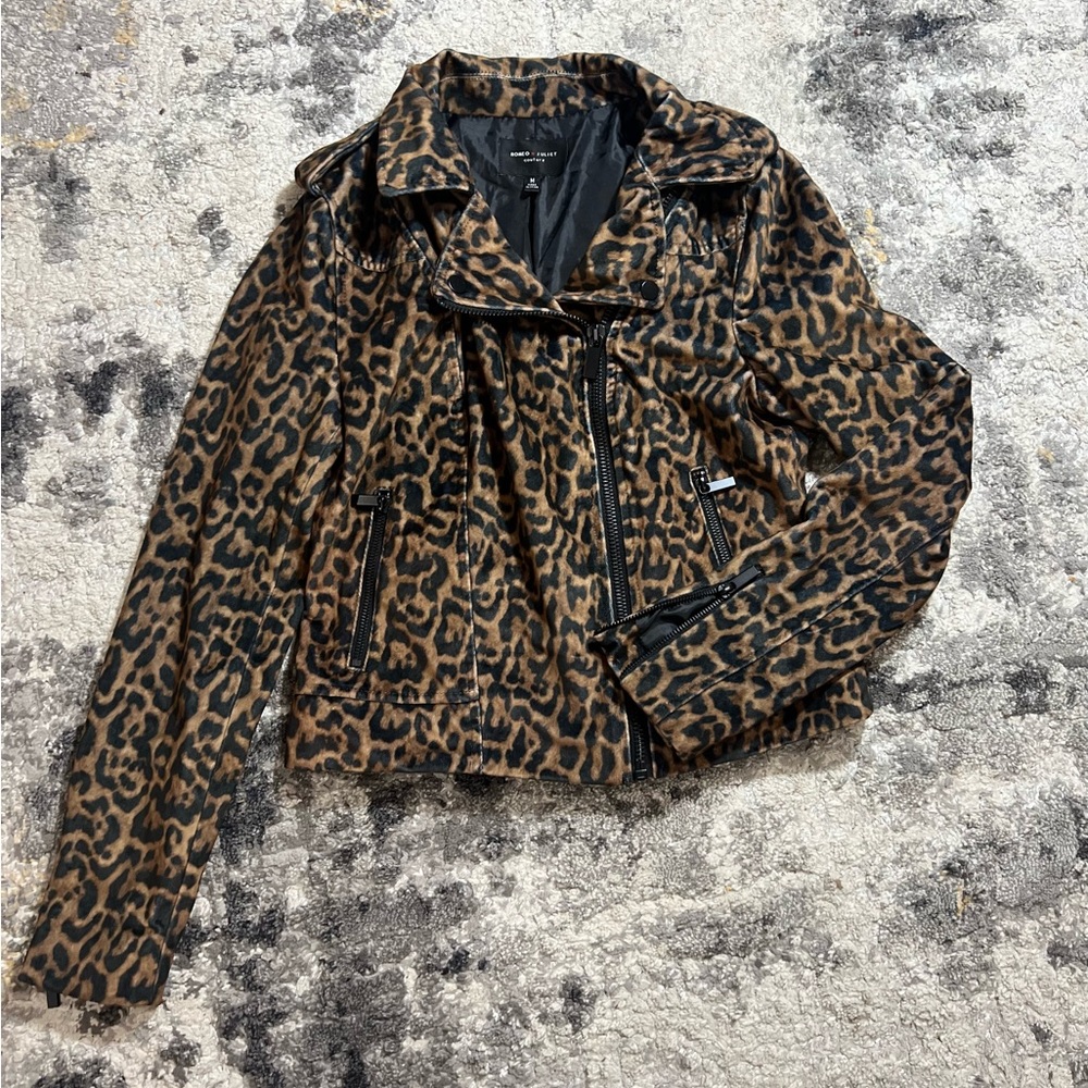 Perfect layering piece to add a sexy twist to and look.